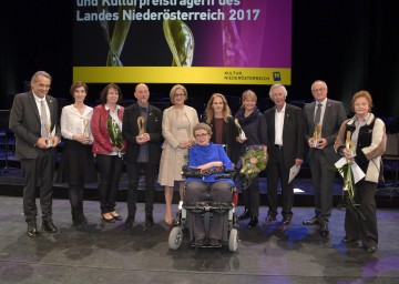 Landeshauptfrau Johanna Mikl-Leitner (5.v.l.) und Gastrednerin Bettina Hering (6.v.l.) mit den Würdigungspreisträgern: Gudrun Biffl (Kategorie: Erwachsenenbildung), Johann Kropfreiter (Darstellende Kunst), Alfred Komarek (Literatur), Edda Mayer-Welley (Volkskultur und Kulturinitiativen), Margherita Spiluttini (Künstlerische Fotografie), Jakob Gasteiger (Bildende Kunst), Margot Layer und Katrin Pröll vom Vereins Kasumama (Kultur verbindet Kulturen - Sonderpreis 2017), Josef Aichinger (Musik) (v.r.n.l.) 