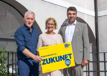 Landeshauptfrau Johanna Mikl-Leitner, Martin Lammerhuber, Geschäftsführer Kultur.Region.Niederösterreich (li.) und Bernhard Thain, Landesobmann NÖ Blasmusikverband (re.)