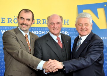 LH Dr. Erwin Pröll (mitte), LHStv. Ernest Gabmann (rechts) und LR DI Josef Plank (links) nach der heutigen Pressekonferenz zur Umbildung des VP-Regierungsteams