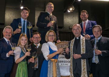 (1. Reihe v.l.) Landtagspräsident Karl Wilfing, Weinkönigin Sophie Hromatka, Landesdirektor ORF NÖ Robert Ziegler, Landeshauptfrau Johanna Mikl-Leitner, Dompfarrer Toni Faber, Weinbaupräsident Johannes Schmuckenschlager, (2. Reihe v.l.) Winzer Michael Müllner, NÖ Weinbaupräsident Reinhard Zöchmann und WKNÖ Fachgruppen Weinhandel Obmann Johannes Schachenhuber mit dem Landeswein „Marchgold“ bei der 11. Landesweintaufe in Zistersdorf.