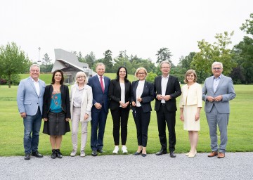 Konferenz der Landeskulturreferentinnen und Landeskulturreferenten in Grafenegg, von links nach rechts: LH-Stellvertreter Hans Schellhorn (Salzburg), Stadträtin Veronica Kaup-Hasler (Wien), Landesrätin Beate Palfrader (Tirol), Landeshauptmann Thomas Stelzer (Oberösterreich), Staatssekretärin Andrea Mayer, Landeshauptfrau Johanna Mikl-Leitner (Niederösterreich), Landesrat Christopher Drexler (Steiermark), Landesstatthalterin Barbara Schöbi-Fink (Vorarlberg) und Gemeindebund-Präsident Alfred Riedl.