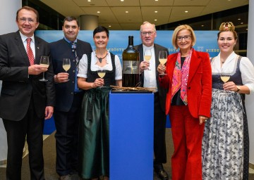 Segnung des Landeshauptstadtweines 2022 in St. Pölten: Bürgermeister Matthias Stadler, die Winzer Rudi und Burgi Hofmann, Diözesanbischof Alois Schwarz, Landeshauptfrau Johanna Mikl-Leitner und Niederösterreichs Weinkönigin Diana Müller (v.l.n.r.)