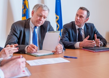 Bei einem Arbeitsgespräch der Landesräte Jochen Danninger (rechts) und Martin Eichtinger (links) mit den Spitzen der Sozialpartnern zu den Auswirkungen des Coronavirus auf die niederösterreichische Wirtschaft wurde ein umfangreiches Maßnahmen-Paket für Betriebe und Arbeitnehmer geschnürt. 