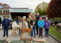 LR Ludwig Schleritzko mit Lesemeister-Kinder und Alpakas in Kirchberg/Pielach.