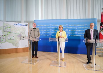 Stellten das dritte Investitionsprogramm für den Donau-Hochwasserschutz vor (v.l.n.r.): LH-Stellvertreter Stephan Pernkopf, Landeshauptfrau Johanna Mikl-Leitner und Gemeindebund-Präsident Hannes Pressl.