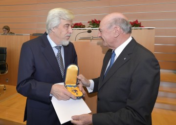 Prof. Dr. Rolf-Dieter Heuer, der ehem. Generaldirektor der Europäischen Organisation für Kernforschung (CERN), wurde von Landeshauptmann Dr. Erwin Pröll mit dem \"Goldenen Komturkreuz des Ehrenzeichens für Verdienste um das Bundesland Niederösterreich\" ausgezeichnet.