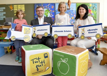 Landesrat Ludwig Schleritzko und Sigrid Bannert, Direktorin der Praxisvolksschule Krems, betonten die Bedeutung von Bewegung, Ernährung und mentaler Gesundheit