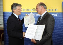 Vertragsunterzeichnung für den Bau der Westvariante der Traisental-Schnellstraße S 34. Im Bild Bundesminister Werner Faymann und Landeshauptmann Dr. Erwin Pröll.