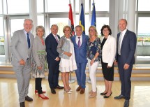 Gratulation an Siegfried Wolf (4.v.r.) zur Verleihung des „Goldenen Komturkreuzes des Ehrenzeichens für Verdienste um das Bundesland Niederösterreich“: Klubobmann und Bürgermeister Klaus Schneeberger (Wiener Neustadt), Wirtschafts-Landesrätin Petra Bohuslav, Nationalratspräsident Wolfgang Sobotka, Landeshauptfrau Johanna Mikl-Leitner, Bürgermeisterin Natascha Matousek (Oberwaltersdorf), Bürgermeisterin Christine Siegel (Bad Gleichenberg) und Bürgermeister Manfred Rottensteiner (Weikersdorf am Steinfelde) (v.l.n.r.)