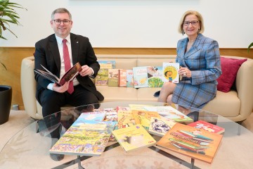 Landeshauptfrau Johanna Mikl-Leitner und Landesrat Ludwig Schleritzko weisen auf den Vorlesetag hin.