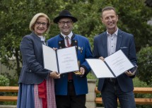 Ehrenzeichenverleihung an Franz Eder (r.) und Robert Eder (m.) durch die Landeshauptfrau.