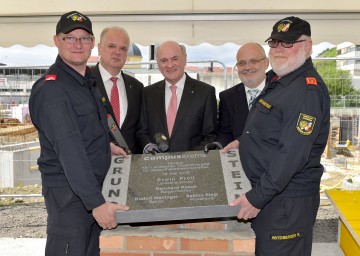 Bürgermeister Dr. Reinhard Resch, Landeshauptmann Dr. Erwin Pröll und Rektor Univ.-Prof. Dr. Rudolf Mallinger nahmen die Grundsteinlegung für die Karl Landsteiner Privatuniversität für Gesundheitswissenschaften vor. (v.l.n.r.)