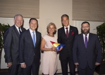 Landesrat Martin Eichtinger, Botschafter Bogdan Mazuru, Landeshauptfrau Johanna Mikl-Leitner mit rumänischem Banner, Honorarkonsul Harald Neumann und Staatssekretär Dan Neculaescu beim Empfang anlässlich der Bestellung Neumanns zum Honorarkonsul für Rumänien (v.l.n.r.).