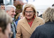 Landeshauptfrau Johanna Mikl-Leitner nahm sich nach dem traditionellen Maibaumaufstellen Zeit für Gespräche mit den Auersthalerinnen und Auersthalern, die für den Festakt mit zwei Bussen aus ihrer Gemeinde ins St. Pöltner Regierungsviertel angereist sind.