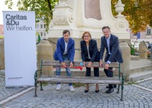 Landeshauptfrau Johanna Mikl-Leitner, Bürgermeister Stefan Schmuckenschlager und Klaus Schwertner, gf. Caritasdirektor der Erzdiözese Wien, eröffneten gestern, Mittwoch, die „100. Parkbank mit besonderem Hintergrund“ am Rathausplatz von Klosterneuburg.