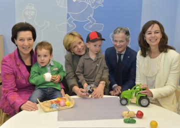 Im Eltern-Kind-Büro der EVN in Maria Enzersdorf: Bundesministerin Gabriele Heinisch-Hosek, Landesrätin Mag. Barbara Schwarz, EVN-Vorstandsdirektor Dipl.Ing. Dr. Peter Layr und Bundesministerin Dr. Sophie Karmasin (v.l.n.r.)