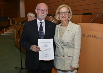 Verabschiedung von Pensionisten aus dem NÖ Landesdienst in St. Pölten. Im Bild: Landeshauptfrau Johanna Mikl-Leitner mit Dr. Norbert Haselsteiner, Bezirkshauptmann in Melk i.R. 