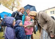 Landeshauptfrau Johanna Mikl-Leitner begrüßte am 25. Winzerpfad Höflein auch die jüngsten Besucherinnen und Besucher.