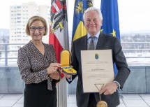 Hubert Schultes, ehemaliger Generaldirektor der Niederösterreichischen Versicherung, wurde mit dem „Goldenen Komturkreuz des Ehrenzeichens für Verdienste um das Bundesland Niederösterreich“ ausgezeichnet.