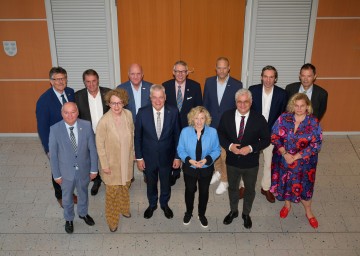 Gruppenbild, v.l.n.r., Erste Reihe: Präs. Heinz Haberfeld (Apothekerkammer NÖ), LRin  Christiane Teschl-Hofmeister, LR Anton Kasser, LRin Eva Prischl, LR Martin Antauer, Vorständin Elisabeth Bräutigam (LGA);