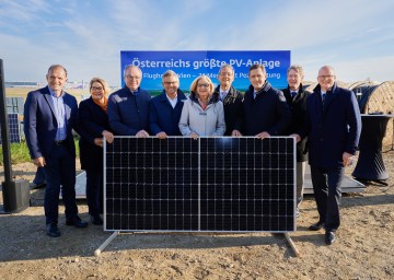 Bundesrat Otto Auer, Schwechats Bürgermeisterin Karin Baier, LH-Stellvertreter Stephan Pernkopf, Staatssekretär Magnus Brunner, Landeshauptfrau Johanna Mikl-Leitner, Flughafen-Vorstandsdirektor Günther Ofner, Wiens Stadtrat Peter Hanke, Bezirkshauptmann Peter Suchanek und Flughafen-Vorstand Julian Jäger