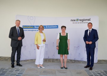 „Frühstück mit der Region“ im Mostviertel mit Landesrat Martin Eichtinger, Landeshauptfrau Johanna Mikl-Leitner, der Geschäftsführerin der NÖ.Regional Christine Lechner und Landesrat Jochen Danninger (von links nach rechts).