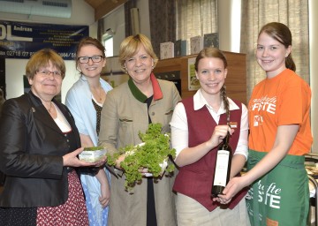 Direktorin HR Mag. Friederike Wieseneder und Bildungs-Landesrätin Mag. Barbara Schwarz mit Schülerinnen der HLW Zwettl bei der Eröffnung der 10. Waldviertler Genussmesse (v.l.n.r.)