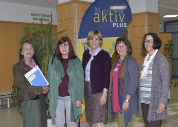 Eröffnung der \"UNI aktiv plus\"-Veranstaltung an der Fachhochschule Wiener Neustadt: Elise Eberl, Hermine Hutter, Landesrätin Mag. Barbara Schwarz, Margarete Rupprecht und Susanna Zsilla. (v.l.n.r.)