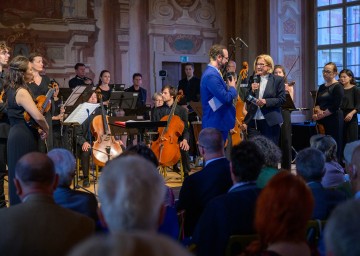 Landeshauptfrau Johanna Mikl-Leitner im Gespräch mit Michael Linsbauer, dem künstlerischen Leiter der Haydnregion Niederösterreich, vor dem Festkonzert der Haydn Philharmonie im Schloss Petronell-Carnuntum.