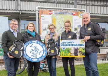 Im Bild von links nach rechts: Landesrat Ludwig Schleritzko, Barbara Komarek (Geschäftsführerin der NÖ-Bahnen), Christa Kummer, „Tut gut!“-Geschäftsführerin Alexandra Pernsteiner-Kappl und Landesrat Martin Eichtinger freuten sich über 5.000 Teilnehmende beim landesweiten „Tut gut!“-Wandererwachen.