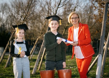 Landeshauptfrau Johanna Mikl-Leitner mit Amelie und Lorenz