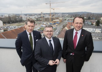 Bildtext: NID-Geschäftsführer Michael Neubauer, Landesrat Ludwig Schleritzko und Bürgermeister Matthias Stadler vor der Baustelle des Projekts „Leben am Fluss / Wohnen am Park“ in St. Pölten (v.l.n.r.).