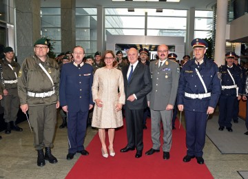 Aufspielen der Militär- und Polizeimusik Niederösterreich im NÖ Landhaus: Militärkapellmeister Oberstleutnant Adolf Obendrauf, Landespolizeidirektor Dr. Franz Prucher, Landeshauptfrau Mag. Johanna Mikl-Leitner, Landeshauptmann a.D. Dr. Erwin Pröll, Militärkommandant Brigadier Mag. Martin Jawurek und Polizeikapellmeister GrInsp Franz Herzog. (v.l.n.r.)