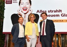 Im Bild von links nach rechts: Der Geschäftsführer der IG Immobilien Hermann Klein, Landeshauptfrau Johanna Mikl-Leitner, Centerleiter Hannes Grubner.