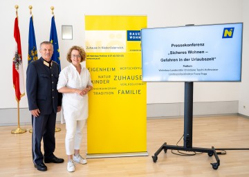Landespolizeidirektor Franz Popp und Landesrätin Christiane Teschl-Hofmeister bei der Präsentation der Förderung in St. Pölten. 