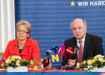 Wirtschafts-Landesrätin Dr. Petra Bohuslav und Landeshauptmann Dr. Erwin Pröll präsentierten den Aktionsplan für Wirte in Niederösterreich. (v.l.n.r.)