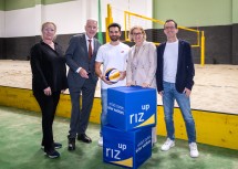 (v.l.n.r.) RIZ UP Geschäftsführerin Petra Patzelt, der Wiener Neustädter Bürgermeister Klaus Schneeberger, Jungunternehmer Abdi Omar, Landeshauptfrau Johanna Mikl-Leitner, RIZ UP Berater Wolfgang Leeb