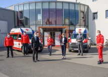 Landesrettungskommandant Werner Kraut, Präsident Josef Schmoll, Bundesminister Martin Kocher, Bezirksstellenleiter-Stv. Corina Kornherr, Landeshauptfrau Johanna Mikl-Leitner, Landesrat Martin Eichtinger und Bezirksstellenleiter Gernot Grünwald