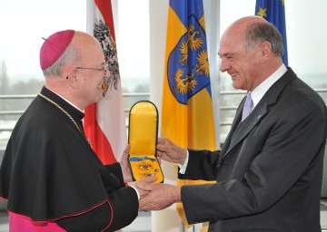 Landeshauptmann Dr. Erwin Pröll überreichte an Diözesanbischof Dr. Klaus Küng das Goldene Komturkreuz mit dem Stern des Ehrenzeichens für Verdienste um das Bundesland Niederösterreich.