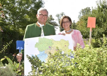 Präsentierten die Halbjahresbilanz der Garten Tulln und von \"Natur im Garten\": Mag. Alfred Riedl, Präsident von „Natur im Garten“ und des NÖ Gemeindebundes, und Landeshauptmann-Stellvertreterin Mag. Johanna Mikl-Leitner. (v.l.n.r.)