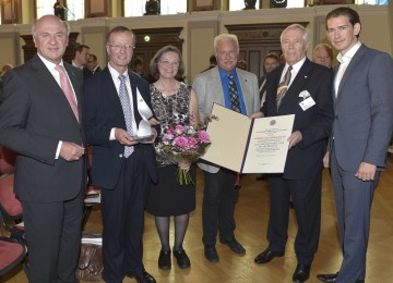 Landeshauptmann Dr. Erwin Pröll und Außenminister Sebastian Kurz zeichneten in Baden den \"Auslands-Österreicher des Jahres 2014\", Dr. Norbert Bischofberger (2. v. l.), aus.
