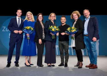 (v.l.) NÖ Bildungsdirektor Karl Fritthum, Vorsitzende der Lehrergewerkschaft Claudia Andre, Leiterin des Pädagogischen Dienstes in der Bildungsdirektion Brigitte Schuckert, Landeshauptfrau Johanna Mikl-Leitner, Körperspracheexperte Stefan Verra, Bildungslandesrätin Christiane Teschl-Hofmeister und GÖD Vorsitzender Matthias Deiser.