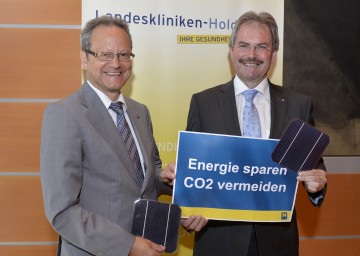 Landesrat Mag. Karl Wilfing und Helmut Krenn, kaufmännischer Geschäftsführer der NÖ Landeskliniken-Holding, präsentieren den Weg der Landeskliniken zu Energiesparmeistern (von rechts nach links).