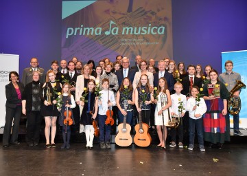 Die Ehrengäste mit Landeshauptfrau Johanna Mikl-Leitner an der Spitze mit den jungen Künstlerinnen und Künstlern des Landespreisträgerkonzertes. 
<br />
