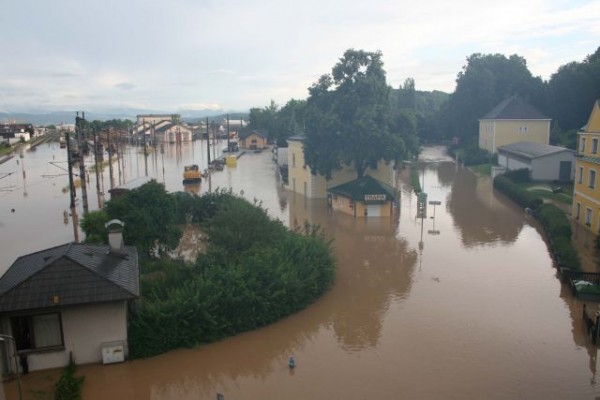 großflächige Überflutung des Alpenbahnhofes in St. Pölten durch den Hafnerbach