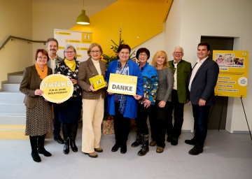 Landeshauptfrau Johanna Mikl-Leitner (4.v.l.) und Hilfswerk-NÖ Präsidentin Michaela Hinterholzer (5.v.l.) mit Ehrenamtlichen vom Hilfswerk NÖ.