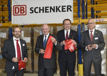 Eröffneten das neue Logistik-Zentrum von DB Schenker in St. Pölten: Christian Rankl, Geschäftsstellenleiter von DB Schenker in St. Pölten, Landeshauptmann Dr. Erwin Pröll, Bürgermeister Mag. Matthias Stadler und Kurt Leidinger, Vorstandsvorsitzender von DB Schenker in Österreich und Südosteuropa. (v.l.n.r.)