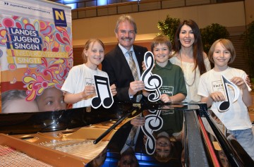 LR Mag. Karl Wilfing und Sängerin Monika Ballwein mit den jungen Sängern Josephine Boersma, Jakob Hochgatterer und Markus Böck bei der Eröffnung des diesjährigen NÖ Landesjugendsingens.