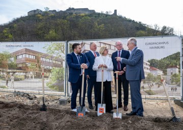Im Austausch über den neuen Europacampus Hainburg (v.l.n.r.): Bürgermeister Johannes Gumprecht, Juraj Droba, Vorsitzender der Region Bratislava, Landeshauptfrau Johanna Mikl-Leitner, LH-Stellvertreter Stephan Pernkopf und Projektentwickler Eduard Halmschlager.