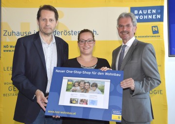 Landesrat Mag. Karl Wilfing präsentierte den neuen One-Stop-Shop für den Wohnbau in Niederösterreich, im Bild mit Michaela Steinböck und Klaus Wagensommerer von der NÖ Wohnbauförderung (von rechts nach links)